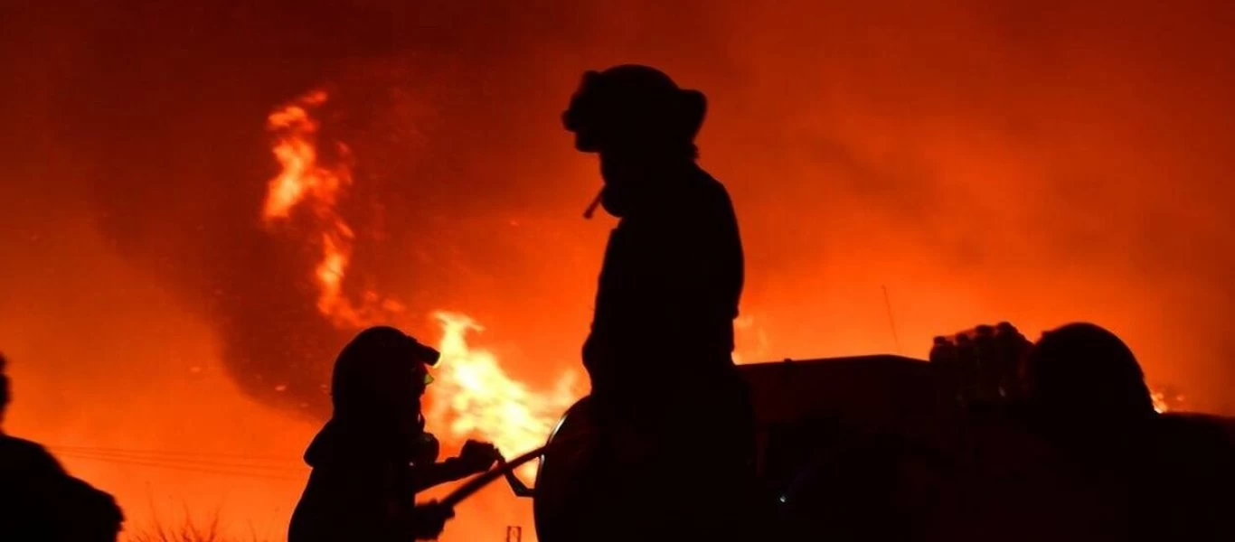 Καίγεται η Ελλάδα: Στις φλόγες η Κερατέα - Κοντά σε σπίτια η φωτιά (βίντεο)